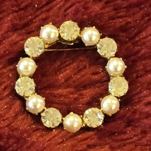 ✨ Vintage Faux Pearl & Rhinestone Circle Brooch – 1.5"
